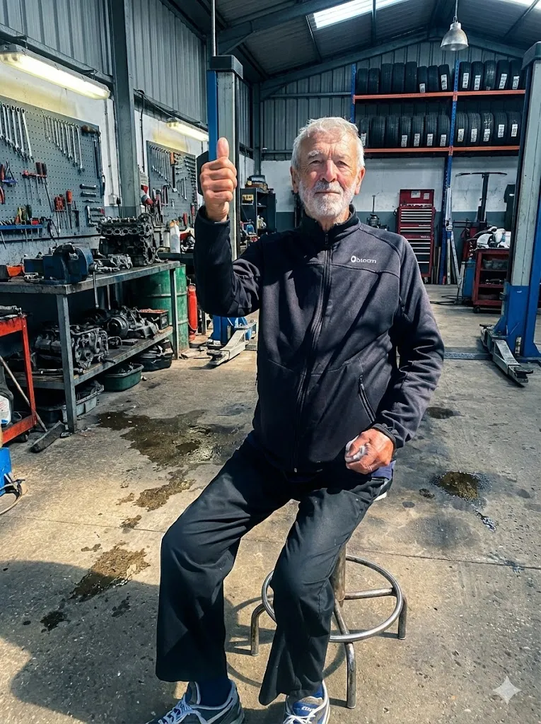 Martin Ortiga en su taller con repuestos de autos clásicos